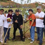 Kepala Otorita Ibu Kota Nusantara, Basuki Hadimuljono, berfoto bersama Rektor Universitas Balikpapan Isradi Zainal, keluarga, dan masyarakat usai kegiatan penanaman pohon di kawasan IKN Nusantara, Balikpapan, Kalimantan Timur, 1 Januari 2026. Momentum ini menegaskan komitmen Otorita IKN dalam membangun budaya penghijauan dan kolaborasi publik untuk mewujudkan IKN sebagai kota hijau dan berkelanjutan.